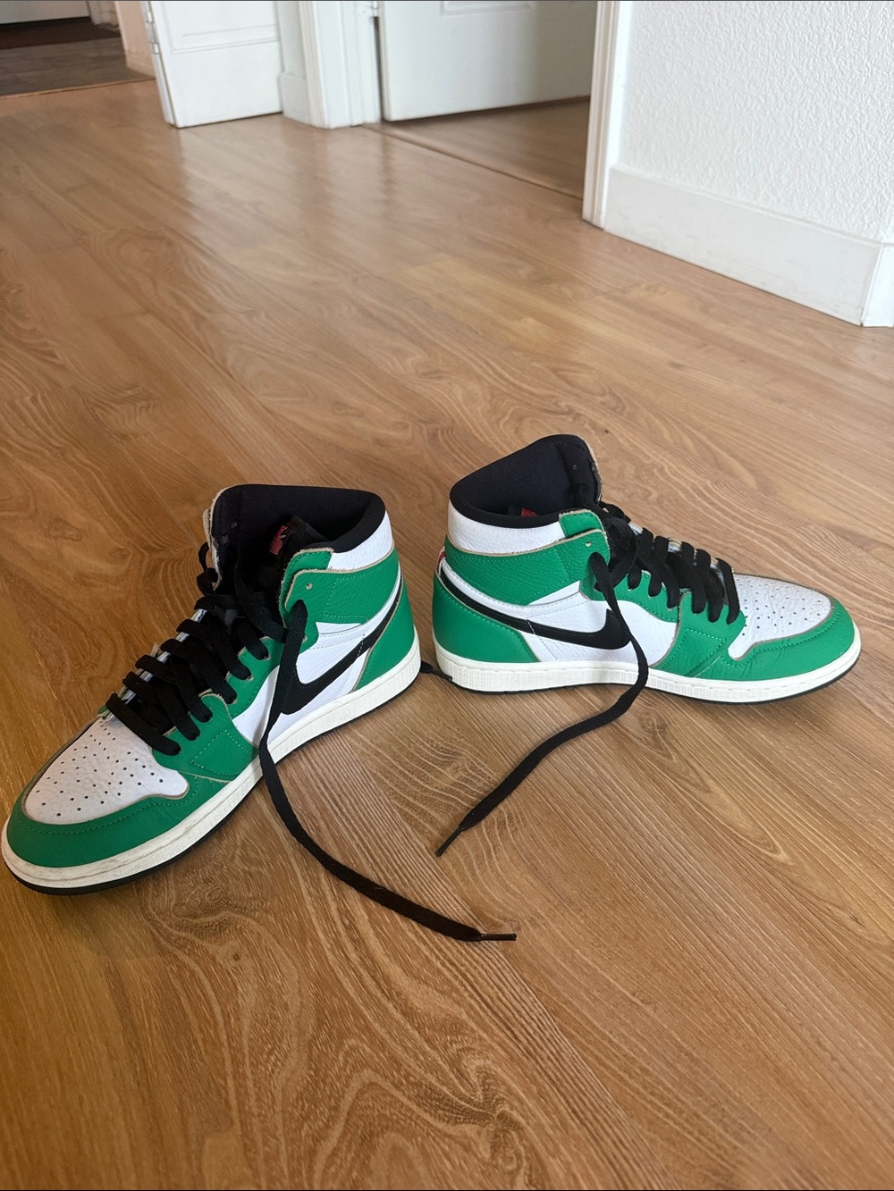 Women’s 2020 Air Jordan 1 Retro High OG ‘Lucky Green’ Size 8.5 - Picture 4 of 6